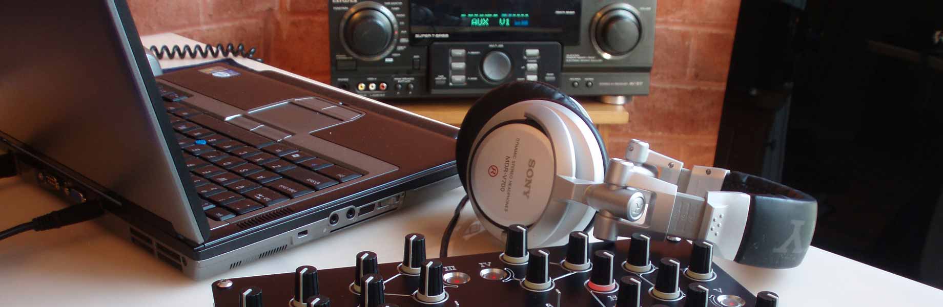 Matériel de base d'un DJ : PC, ampli et un mixer Aurora 224