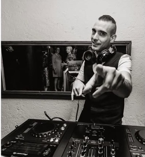 Maxime DORET - All Style & Rock Dj - bar à vinyles - DJ 91 - 91510 Lardy